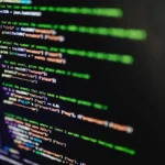 Tampilan kode pemrograman berwarna di layar komputer